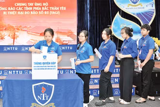 Sinh viên Trường đại học Nguyễn Tất Thành quyên góp ủng hộ người dân vùng bão, lũ. (Ảnh CTV) 
