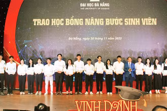 Ðại học Ðà Nẵng trao 60 suất học bổng Nâng bước sinh viên năm 2023. 