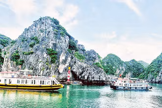 Tàu du lịch trên vịnh Lan Hạ-một trong những vịnh biển đẹp nhất thế giới thuộc Di sản thiên nhiên thế giới vịnh Hạ Long-quần đảo Cát Bà. 