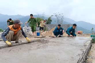 Công an xã Châu Thôn (huyện Quế Phong, tỉnh Nghệ An) hỗ trợ người dân xóm Tam Tiến xây dựng đường giao thông. (Ảnh QUỐC ÐẠT) 