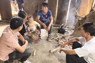 Ðại diện chính quyền địa phương đến nhà thăm hỏi, động viên người nghèo ở huyện Mù Cang Chải (Yên Bái). 