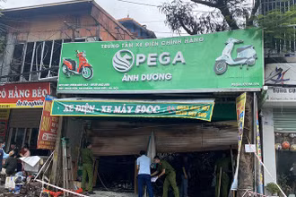 Hiện trường vụ cháy căn nhà kết hợp kinh doanh xe máy, xe đạp điện tại xã An Khánh, huyện Hoài Ðức, Hà Nội. (Ảnh Ðình Hiếu) 