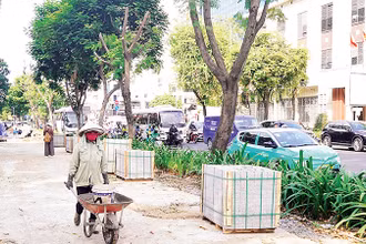 Thi công cải tạo, nâng cấp vỉa hè trên tuyến đường Nguyễn Thị Minh Khai, Quận 1. (Ảnh THẾ ANH) 