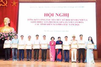 Bí thư Quận ủy Tây Hồ Lê Thị Thu Hằng trao bằng khen tặng những tập thể, cá nhân có nhiều thành tích trong phong trào thi đua yêu nước trên địa bàn quận. 
