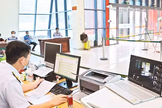 Kiểm dịch y tế đối với khách nhập cảnh tại Cửa khẩu quốc tế Hữu Nghị, tỉnh Lạng Sơn. (Ảnh MINH HÀ) 