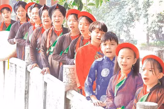 Các liền chị thị trấn Lim, huyện Tiên Du (Bắc Ninh) truyền dạy quan họ cho thế hệ trẻ. (Ảnh BÁO BẮC NINH) 