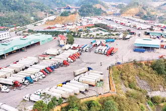 Bến xe tiếp nhận hàng xuất, nhập khẩu của Công ty cổ phần Hữu Nghị Xuân Cương tại Cửa khẩu quốc tế Hữu Nghị, huyện Cao Lộc. 