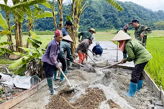 Ðổ bê-tông đường giao thông nông thôn tại xã Ðạo Ðức, huyện Vị Xuyên, tỉnh Hà Giang. (Ảnh QUỲNH ANH) 