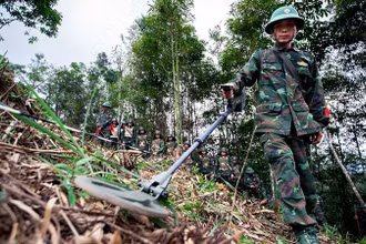 Lực lượng công binh rà phá bom mìn, vật liệu nổ tại các xã biên giới huyện Vị Xuyên. 