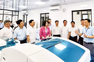 Lãnh đạo Bộ Y tế nghe giới thiệu về các trang, thiết bị hiện đại tại Tòa nhà CDC Thái Bình được đưa vào sử dụng năm 2024. 