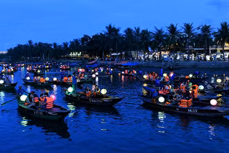 Du khách đi thuyền trên sông Hoài tham quan phố cổ Hội An vào ban đêm. (Ảnh ÐĂNG KHOA) 