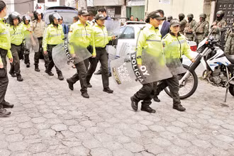 Lực lượng cảnh sát tuần tra ở thủ đô Quito của Ecuador. 