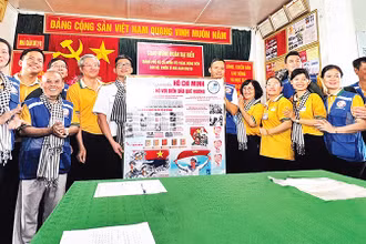 Quân và dân Thành phố Hồ Chí Minh tặng công trình Không gian văn hóa Hồ Chí Minh đến cán bộ, chiến sĩ đang công tác tại Nhà giàn DK1/10. 