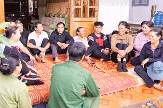Già làng, người có uy tín là cầu nối giữa cấp ủy, chính quyền cơ sở với nhân dân. 