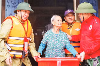 Các đồ dùng thiết yếu của Hội Chữ thập đỏ Việt Nam được trao đến người dân bị lũ lụt ở huyện Lệ Thủy, tỉnh Quảng Bình. (Ảnh HƯƠNG GIANG) 