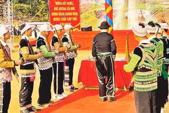 Tái hiện lễ hội Gàu Tào của dân tộc H’Mông ở Trạm Tấu. 