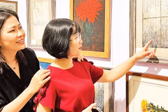 Du khách đến tham quan triển lãm. 