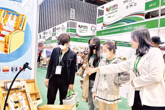 Doanh nghiệp trưng bày và giới thiệu sản phẩm tại Hội chợ "Tôn vinh hàng Việt" năm 2024. 
