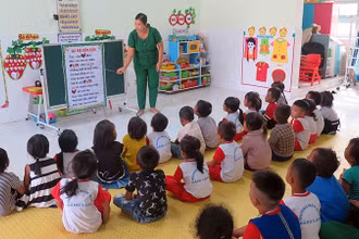 Giáo viên Trường mầm non Bằng Lăng, tỉnh Kon Tum giảng dạy tiếng Việt cho học sinh. (Ảnh DƯ TOÁN) 