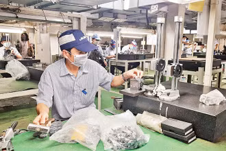 Công nhân Công ty TNHH Juki Việt Nam (Nhật Bản), Khu chế xuất Tân Thuận sản xuất linh kiện máy may công nghiệp. 