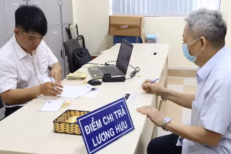 Chi trả lương hưu cho cán bộ hưu trí tại Hà Nội. 