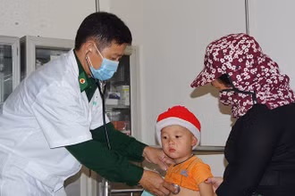Cán bộ quân y Bộ đội Biên phòng tỉnh Nghệ An chăm sóc sức khỏe cho người dân biên giới. (Ảnh VIẾT LAM) 