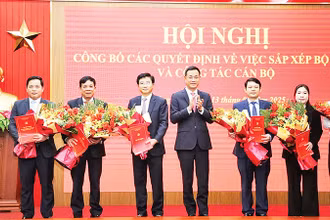 Bí thư Tỉnh ủy Quảng Bình Lê Ngọc Quang trao quyết định điều động, phân công lãnh đạo Ban Tuyên giáo và Dân vận Tỉnh ủy Quảng Bình. 