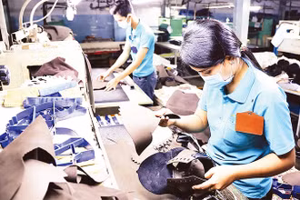 Hoàn thiện sản phẩm giày xuất khẩu tại Công ty cổ phần Tập đoàn Giày Gia Ðịnh, thành phố Thủ Ðức, Thành phố Hồ Chí Minh. (Ảnh HỒNG ÐẠT) 