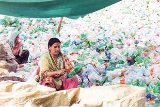 Cơ sở tái chế chai nhựa tại Lahor, Pakistan. (Ảnh TÂN HOA XÃ) 