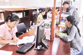 Người dân làm thủ tục hành chính tại phường Tân Sơn Nhì, quận Tân Phú. 