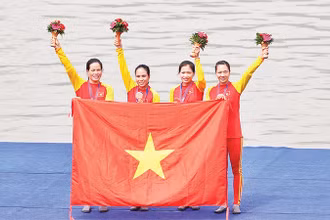 Ðội tuyển rowing nữ Việt Nam đoạt HCÐ nội dung thuyền 4 nữ hạng nặng một mái chèo. (Ảnh HOÀNG LINH) 