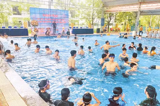 Lớp dạy bơi miễn phí cho trẻ em dịp hè trên địa bàn huyện Mê Linh, Hà Nội. (Ảnh THÙY PHẠM)