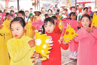 Biểu diễn múa giáo cờ giáo quạt trong Lễ hội làng Thượng Liệt, xã Ðông Tân, huyện Ðông Hưng, tỉnh Thái Bình. 
