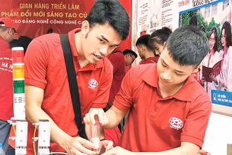 Không gian triển lãm sản phẩm đổi mới sáng tạo của Trường cao đẳng nghề Công nghệ cao Hà Nội. 