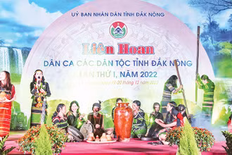 Tiết mục "Ðón khách" của đồng bào dân tộc M’nông được biểu diễn tại Liên hoan Dân ca các dân tộc tỉnh Ðắk Nông. 