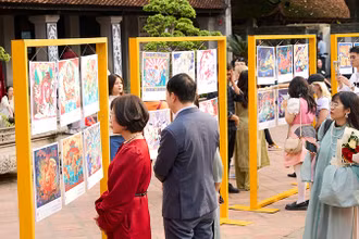 Khách tham quan triển lãm "Vẽ con rồng" tại Văn Miếu-Quốc Tử Giám. 