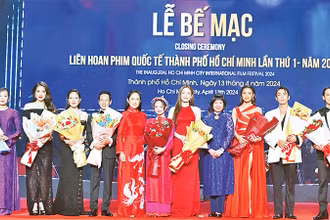 Các đại biểu, diễn viên trong lễ bế mạc Liên hoan phim quốc tế Thành phố Hồ Chí Minh lần thứ nhất. 