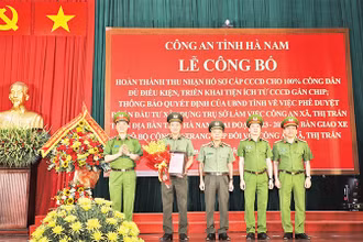 Thứ trưởng Bộ Công an Nguyễn Duy Ngọc trao Thư khen của Bộ trưởng Công an tặng Công an tỉnh Hà Nam. (Ảnh Trung Dũng) 