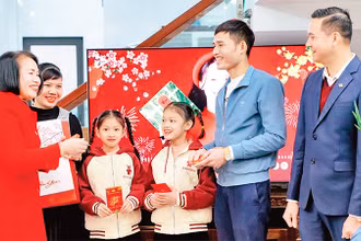 Lãnh đạo và Công đoàn Công ty than Thống Nhất thăm và tặng quà chúc Tết gia đình thợ lò Nguyễn Văn Nam. 