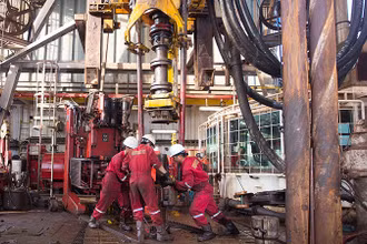 Người lao động PV Drillings trên giàn khoan. 
