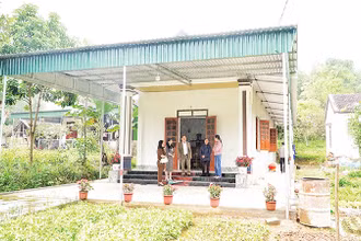 Bà Hoàng Thị Ngọc - hộ nghèo ở xóm Tân Ðà, xã Kỳ Tân, huyện Tân Kỳ chia sẻ niềm vui khi dọn về ngôi nhà Ðại đoàn kết khang trang. 