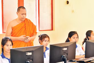 Ðại đức Thạch Ða Ra thăm lớp Tin học cơ bản do chùa Thlốt tổ chức dành cho các học sinh người Khmer tại khuôn viên chùa. (Ảnh MỸ HÀ) 