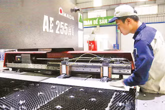 Sản xuất các thiết bị ngành điện tại Công ty cổ phần Kỹ thuật công nghiệp Á Châu (Cụm công nghiệp Quất Ðộng, huyện Thường Tín). (Ảnh ÐĂNG ANH) 