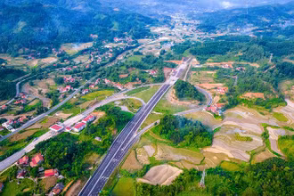 Dự án đường cao tốc Bắc Giang-Lạng Sơn bị "ngắt kết nối" đồng bộ lên thành phố Lạng Sơn và Cửa khẩu Hữu Nghị, đã làm gián đoạn chuỗi cung ứng, khiến lưu lượng phương tiện sụt giảm mạnh so với dự báo ban đầu. 