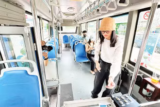 Hành khách có thể mua vé trên tuyến xe buýt Bến Thành-Bến xe An Sương chỉ với động tác "chạm". 