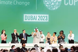 Các đại biểu tại COP28 chúc mừng về thỏa thuận được thông qua. (Ảnh REUTERS) 