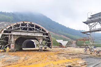 Kỹ sư, công nhân lắp ráp khung chống đỡ cửa hầm trái phía nam hầm Ðèo Bụt. 