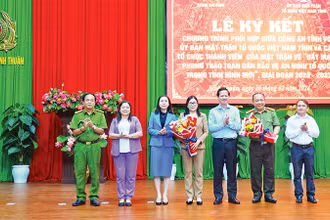 Ðồng chí Ðoàn Anh Dũng, Chủ tịch Ủy ban nhân dân tỉnh Bình Thuận trao bằng khen tặng tập thể, cá nhân. 