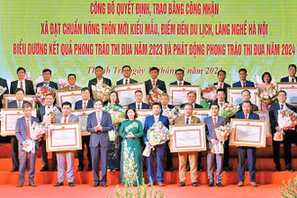 Phó Bí thư Thường trực Thành ủy Nguyễn Thị Tuyến trao Bằng công nhận xã đạt chuẩn nông thôn mới kiểu mẫu tặng 15 xã của huyện Thanh Trì. 