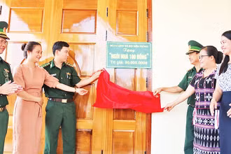 Bộ Chỉ huy Bộ đội Biên phòng tỉnh Thừa Thiên Huế bàn giao nhà tình nghĩa cho gia đình có hoàn cảnh khó khăn tại xã Sơn Thủy (huyện A Lưới). 